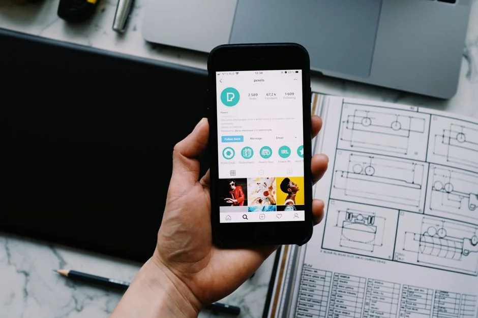 Une personne en train d’utiliser un ordinateur portable pour parcourir des sites de photos de stock. Travail en freelance dans un cadre chaleureux.